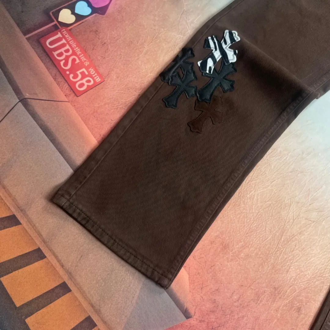 🅿️290 🔘Style No.-KL129 🔘Cro Xin𝐂𝐡𝐫𝐨𝐦𝐞 𝐇𝐞𝐚𝐫𝐭 Dark brown zebra patchwork cross patch leather washed jeans* In the fashion universe of Cro Xin, these pants are undoubtedly one of the most dazzling existences. The fabric is made of high-quality beaded canvas and has gone through a complicated and heavy washing process. This not only gives the fabric a richer texture, but also makes the upper body effect appear high-end. The unique texture and mellow touch complement each other, and the trousers are crisp and straight, showing a neat and capable cool temperament. From the perspective of shape shaping, the whole trousers use three-dimensional cutting technology and are precision-made based on ergonomic principles to fit the body curves in all directions, which not only ensures comfort when wearing, but also cleverly optimizes the leg lines at the visual level, highlighting excellent body proportions. Such an exquisite version design can be regarded as an industry model. Every detail reflects the brand’s ultimate pursuit of quality. The hardware accessories are all customized by ZP, with excellent quality and excellent durability, adding points to the overall texture of the pants. After being washed, the original thick beaded canvas has transformed into a soft and skin-friendly material with excellent breathability. It can bring you an all-day comfortable experience no matter when you wear it. The customized small leather label is exquisitely designed and cleverly integrated into the brand's DNA with an ingenious idea. The overall design of the pants adheres to a simple aesthetic, but every detail is polished to perfection, with exquisite workmanship. Every stitch is neatly and carefully arranged, demonstrating the superb production technology and meticulous ingenuity.  Size: S M L XL (28.30.32.34) Color: Brown
